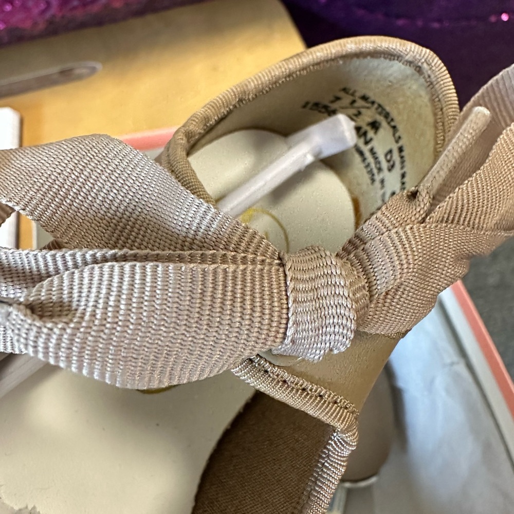 Kids Tan tap shoes with Bow - Picture 3 of 3